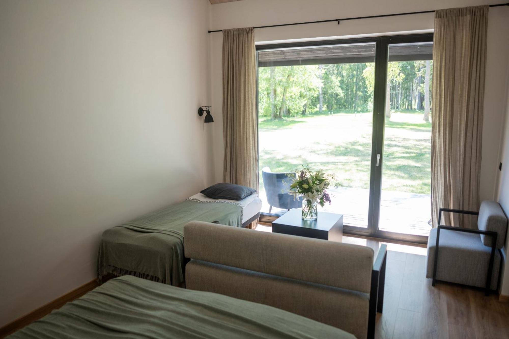 Hobekala Guesthouse Kalana Bagian luar foto
